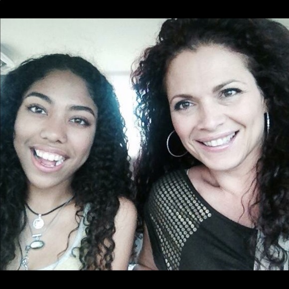 Meet your Posher, Evelyn Julia - Picture 2 of 7